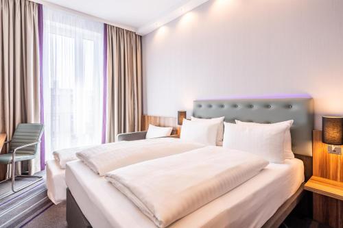 Giường trong phòng chung tại Premier Inn Heidelberg City Centre