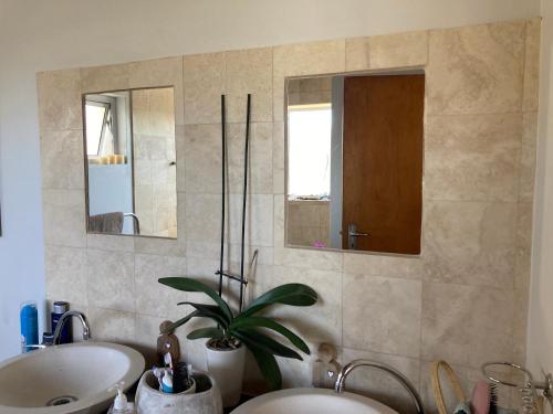 Ένα μπάνιο στο AquaView Beach House Kommetjie, with stunning sea views