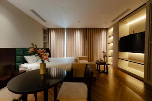 Una televisión o centro de entretenimiento en TQ Luxury Hotel & Apartment