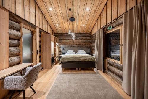 Postel nebo postele na pokoji v ubytování Saariselkä Kelo Lodge