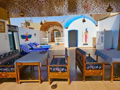 uma sala com mesas e cadeiras num edifício em Villa Sunrise em Luxor