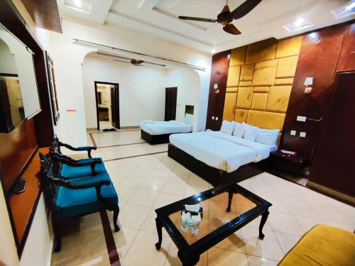 una camera d'albergo con letto e tavolino di Hotel Pak Continental Multan a Multan