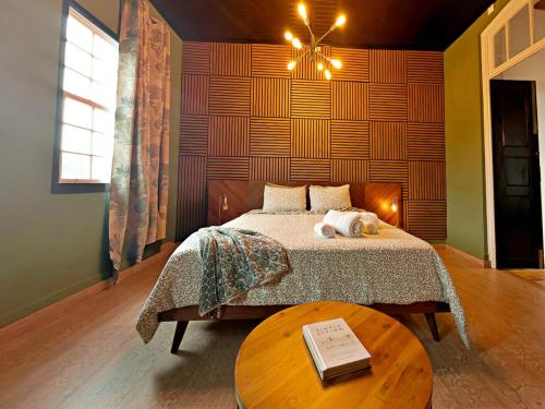 São João de AreiasPalacete Beekman by Hostiva的一间卧室，配有一张床和一张木桌