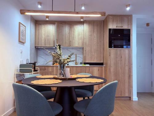 una sala da pranzo con tavolo e sedie e una cucina di IMROF - Mountain Lodge a Escarrilla