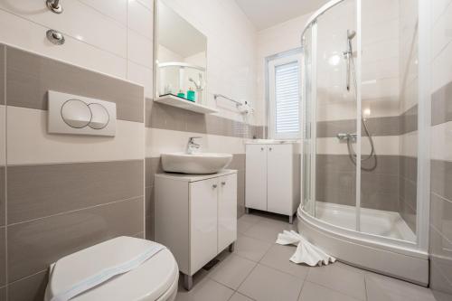 Lucetta Pool Apartments