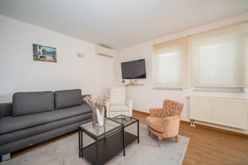 Lucetta Pool Apartments
