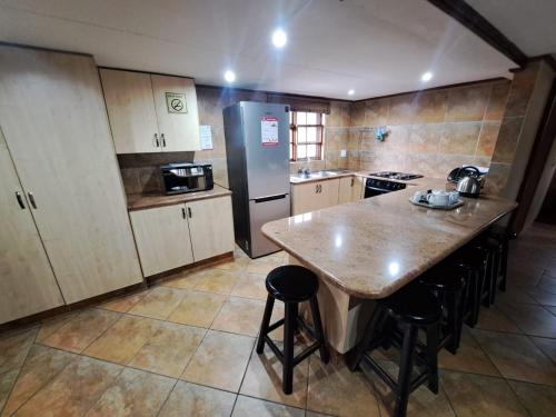 Unit 77 Kubu Mabalingwe nature reserve في وارمباثس: مطبخ مع جزيرة كبيرة في منتصفها