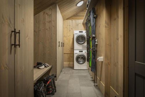 un lavadero con lavadora y secadora en Hyttekos Lodge, en Kvitfjell