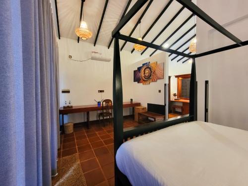 Giường trong phòng chung tại Praana Ayurveda Boutique Villa