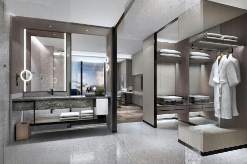 南通南通万怡酒店的浴室里有洗手池和镜子