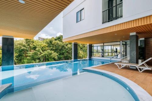 Πισίνα στο ή κοντά στο Chic Condo at VIP great hill Near Phuket Airport