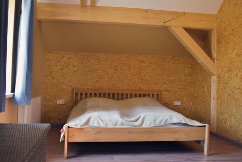 un letto in una camera con telaio in legno di Port007 a Priepert