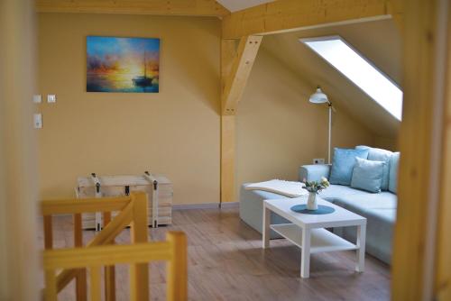 un soggiorno con un divano e un tavolo di Port007 a Priepert