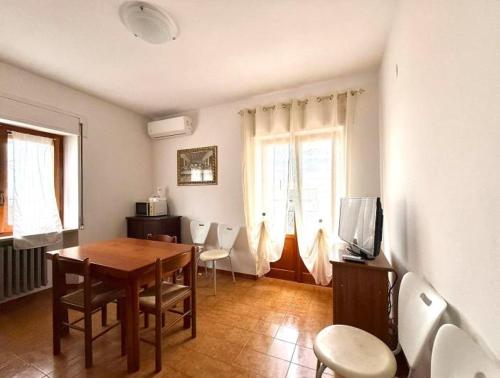 une salle à manger avec une table, des chaises et une télévision dans l'établissement Elegant Home, boasting sweeping sea !, à Wilderness