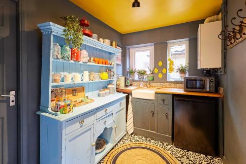 Una cocina o cocineta en Host & Stay - The Little Townhouse