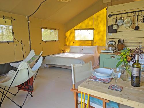 Un dormitorio con una cama y una mesa con sillas. en The Apple Bobber - Ukc7130, en Cratfield