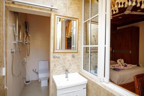 ein Badezimmer mit Waschbecken, Dusche und Toilette in der Unterkunft Fasdheythere Inn Maldives in Kendhoo