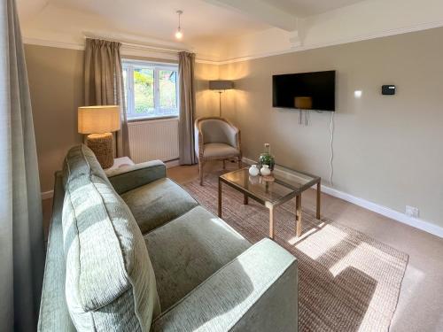 een woonkamer met een bank en een tafel bij Pine View - Uk50699 in St Margarets at Cliff