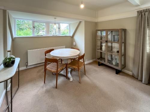 een eetkamer met een tafel en stoelen en een raam bij Pine View - Uk50699 in St Margarets at Cliff