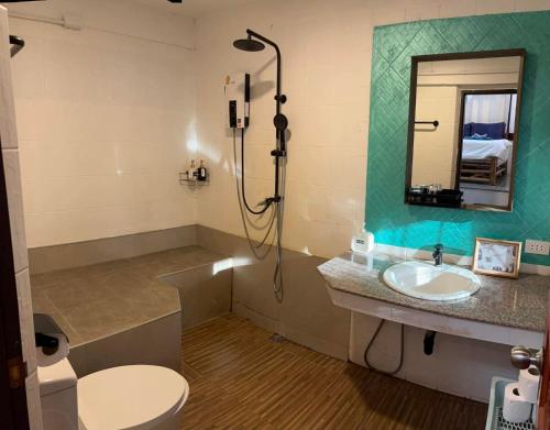 um banheiro com chuveiro, vaso sanitário e pia em Sense Asia em Haad Tian