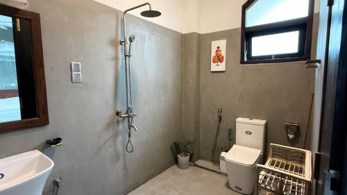 ein Badezimmer mit Dusche, Toilette und Waschbecken in der Unterkunft Priima in Ahangama