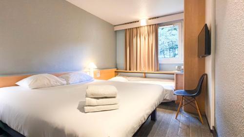 Ένα ή περισσότερα κρεβάτια σε δωμάτιο στο ibis Rennes Cesson