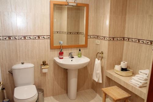 Ένα μπάνιο στο Apartamentos Clavería