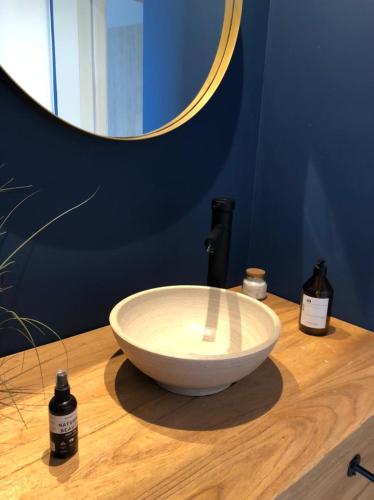 a bathroom with a bowl sink and a mirror at Cantal Bed & Breakfast in El Durazno