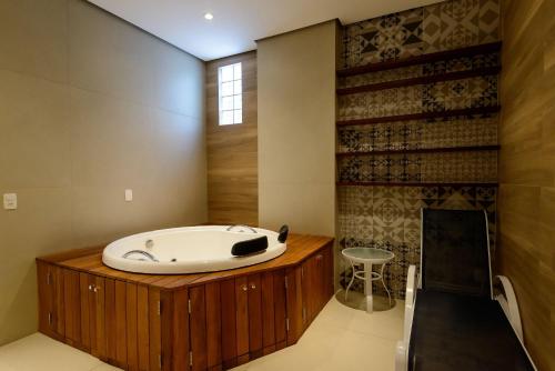 a jacuzzi tub in the middle of a room at Flat c/ Limpeza Diária e Estacionamento - LB507 in Rio de Janeiro