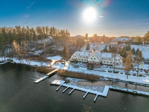 Una vista aérea de una casa con un muelle en el agua. en Amax Boutique Hotel, en Mikołajki