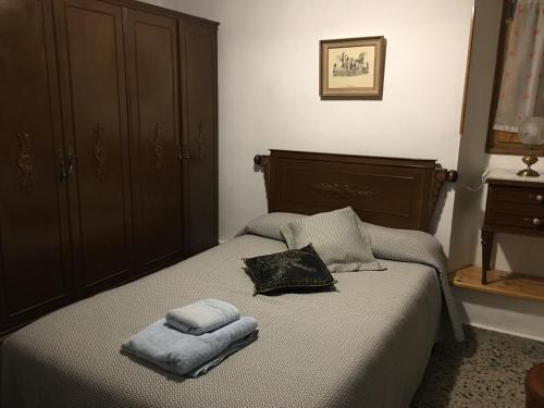 Casa de alquiler turístico en León centro - 6 plazas في ليون: غرفة نوم بها سرير عليه منشفتان