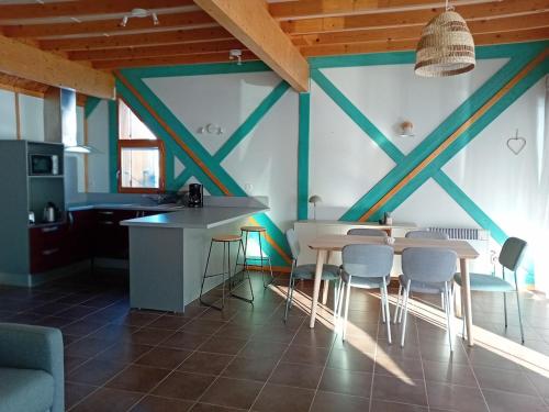 EspezelChalet du Plateau de Sault的一间厨房,内设桌椅