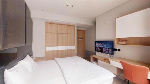 Postel nebo postele na pokoji v ubytování Sweet Home - Homestay apartment system at Citadines Marina Ha Long building