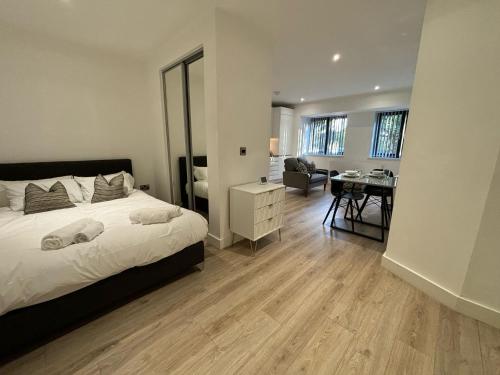 En eller flere senge i et værelse på Cozy Studio in Solihull with Parking - NEC or Airport