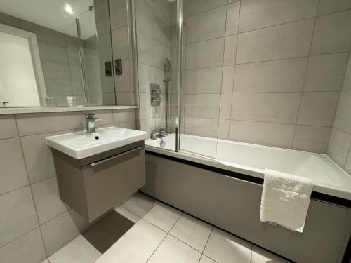 Et badeværelse på Cozy Studio in Solihull with Parking - NEC or Airport