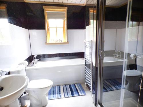 Vannituba majutusasutuses Deer Cabin-hot tub-dog friendly-mountain view