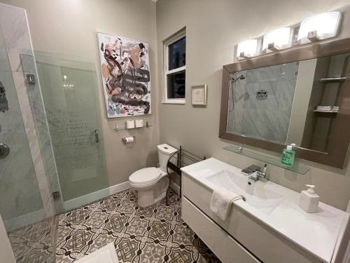 ein Badezimmer mit Waschbecken, Toilette und Dusche in der Unterkunft The Beach House Zen Place Luxury Amazing Views in Naples