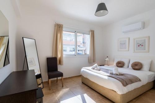 Ένα ή περισσότερα κρεβάτια σε δωμάτιο στο Levante - 2-BR Apt & Terrace in Larnaca