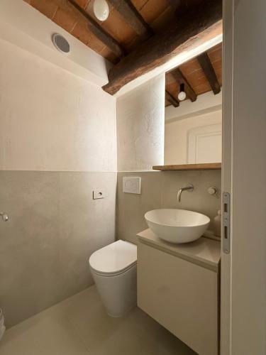 een badkamer met toilet en wastafel bij BORGO COMPAGNIA il Calzolaio in Castiglion Fibocchi
