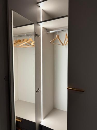 een inloopkast met witte kasten en een deur bij BORGO COMPAGNIA il Calzolaio in Castiglion Fibocchi