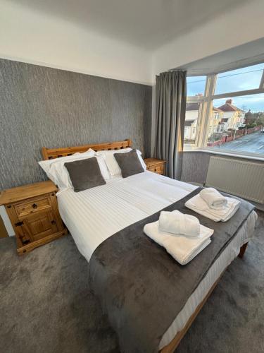 Una cama o camas en una habitación de Morton suite