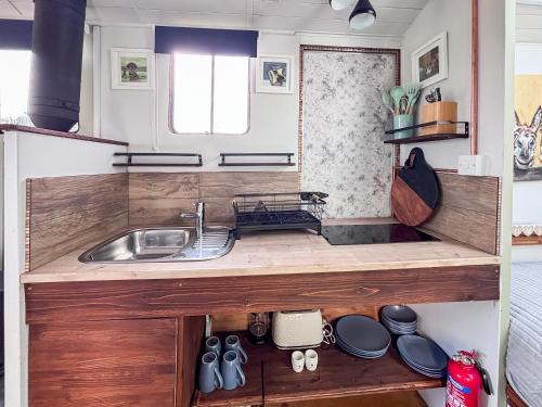 Kuchyň nebo kuchyňský kout v ubytování Tilley's Glamping - The Carriage Lorry