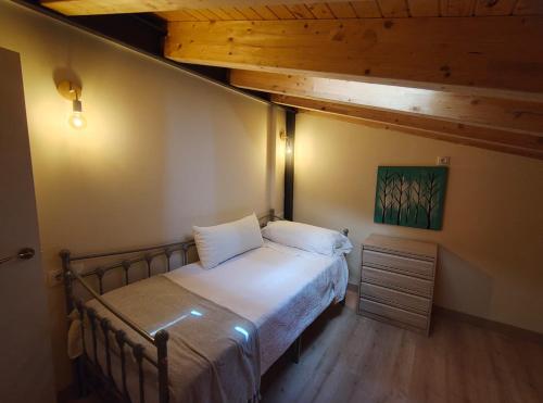 加塔Gata Maitea- Apartamento Aita- Sierra Gata的带床和木地板的卧室