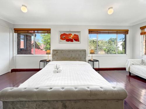 MetaWise Cozy Room 1 in Shared Home Free Parking في Rogans Hill: غرفة نوم بسرير كبير عليها كأسين