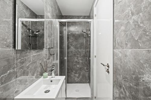 リマソールにあるNoir Luxury Residences by Nomadsの白い洗面台とシャワー付きのバスルーム