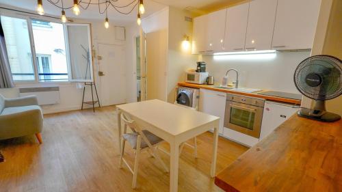 Una cocina o kitchenette en 7 Sunny Hideaway Studio Place des Vosges