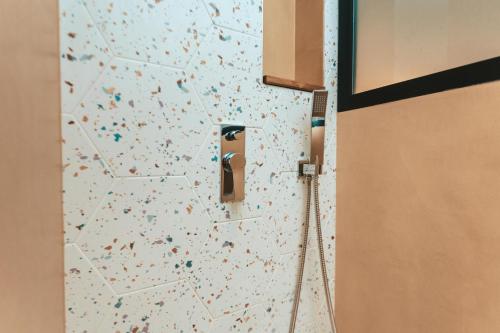 Una pared con un montón de confeti. en Amoessa Boutique - Adults Only, en Polychrono