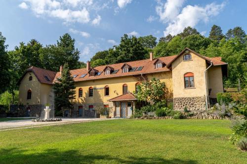 Manor House on the Danube Bend