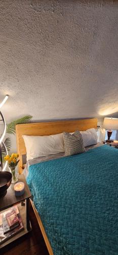 ein Schlafzimmer mit einem großen Bett mit einem hölzernen Kopfteil in der Unterkunft Vintage Eastside Beltline Trail Apartment by Krog St Market with Free Parking in Atlanta