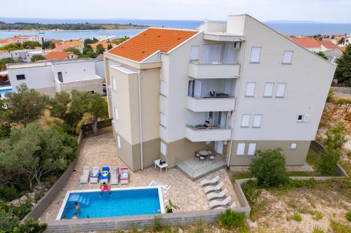 Lucetta Pool Apartments